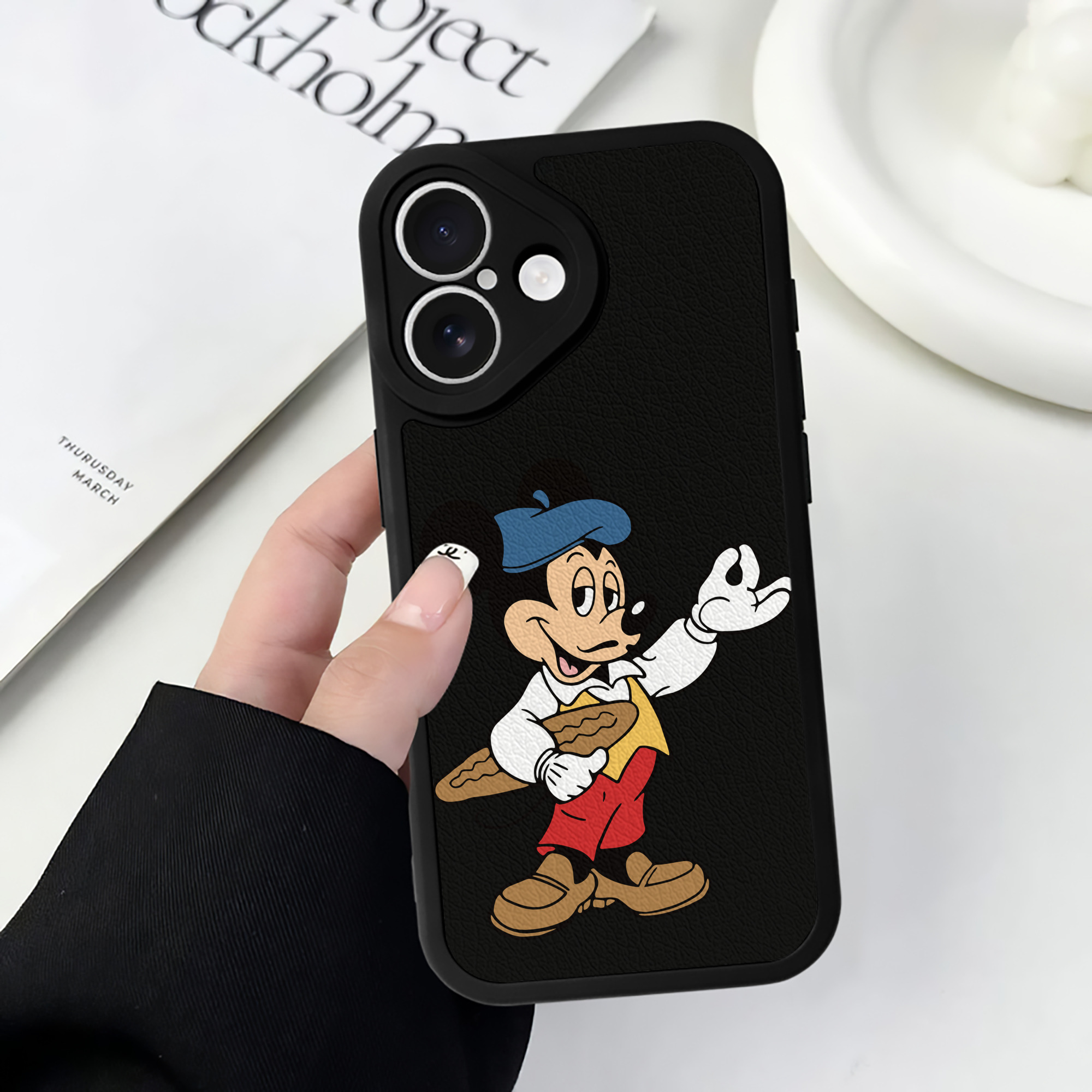 （画像用） ミッキーマウス Mickey Mouse 【iPhone 16シリーズ対応】シリコンスマホケース（レザー調） 材質：シリコン